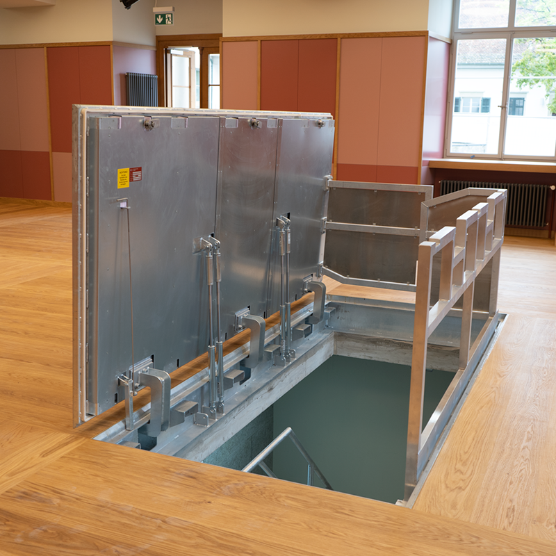 Floor gates with gas struts (A15)